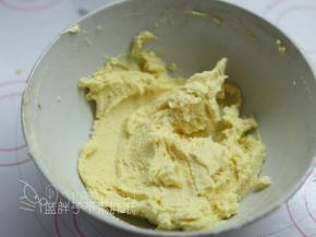 加入奶粉，用橡皮刮刀翻拌均匀，放入一旁备用。