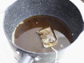 150g水倒入小锅中，加入伯爵红茶包煮沸后，沥出100g的红茶水放凉备用，红茶包不要丢了哦。
