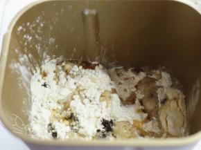 除黄油外，将面团的所有材料（包括红茶末），放入面包桶中，记得酵母不要和盐、糖直接接触。