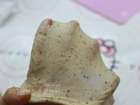 继续和面，15分钟后，面包机搅拌程序结束，这时候可以扯出一小块面团检查一下，面团已经揉至扩展阶段，可以撑出较薄的膜（不需要到手套膜）。