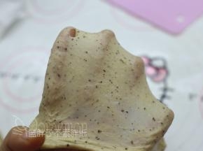 继续和面，15分钟后，面包机搅拌程序结束，这时候可以扯出一小块面团检查一下，面团已经揉至扩展阶段，可以撑出较薄的膜（不需要到手套膜）。