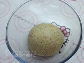将面团团圆，放在碗中，盖上保鲜膜，进行第一次发酵，大约需要60分钟。