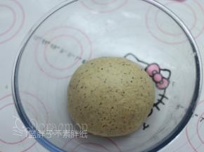 将面团团圆，放在碗中，盖上保鲜膜，进行第一次发酵，大约需要60分钟。