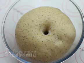 .一直发酵到面团膨胀到两倍大，手指沾面粉戳一个洞，不回缩不塌陷即表示发酵完成。