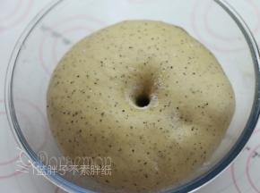 .一直发酵到面团膨胀到两倍大，手指沾面粉戳一个洞，不回缩不塌陷即表示发酵完成。