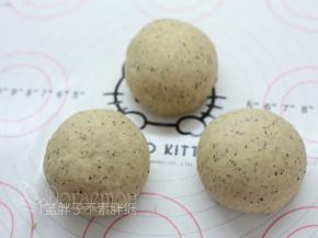 发酵好的面团排气后，平均地分割成3个面团后，将它们都滚圆，盖上保鲜膜松弛15分钟。