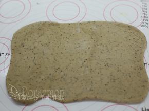 松弛好的面团用擀面杖擀成长方形面皮。