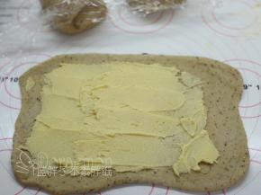 将1/3的奶酥抹在面团的2/3地方。