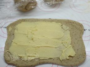 将1/3的奶酥抹在面团的2/3地方。