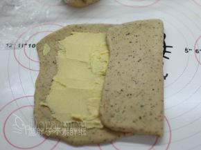 两边交叠起来，也就是折成三折。