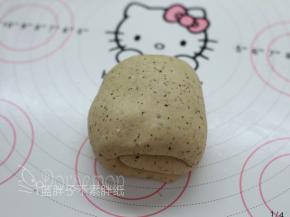 一样捏紧收口，盖上保鲜膜松弛15分钟。