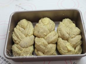 全部处理好的面团，放入模具中。