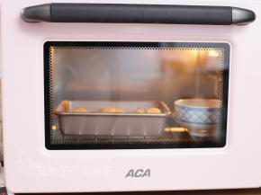 面包表面喷上薄薄一层水，开启烤箱发酵模式。