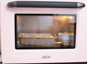 面包表面喷上薄薄一层水，开启烤箱发酵模式。