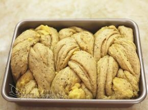 大约发酵30分钟。至面团膨胀两倍大。