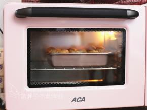 发酵好的面团，送入预热好的烤箱，上下火180度，中层，25分钟。