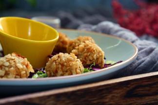 ，用吸油纸吸油后搭配番茄沙司食用