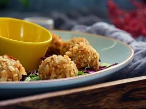 ，用吸油纸吸油后搭配番茄沙司食用