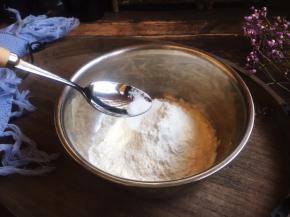 放入0.•5g的食用碱面。
将盐、碱与面粉拌匀。