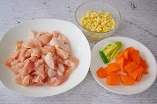 鸡胸肉洗净切成小块，胡萝卜去皮洗净切成小块，玉米粒洗净控干水分，备用葱切寸段，姜切丝