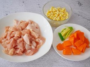 鸡胸肉洗净切成小块，胡萝卜去皮洗净切成小块，玉米粒洗净控干水分，备用葱切寸段，姜切丝