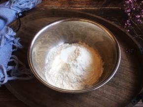 准备好普通面粉150g。