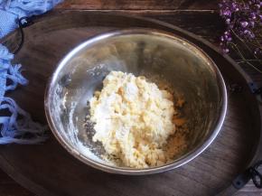 分3～4次加入清水，将面粉拌成絮状。