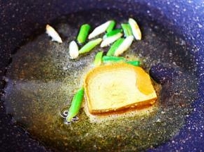 热锅倒入橄榄油烧至六成热时，放入小葱爆出香味后，放入20克好侍百梦多咖喱块。
