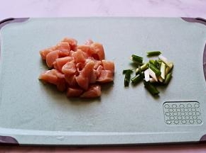 鸡脯肉从冰柜拿出来解冻后洗净用刀切成块状、葱切丝备用。