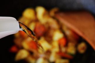 锅中倒入适量的清水。