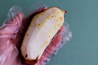 带上一次性手套把芋头去皮后洗净备用，（戴手套是避免芋头的粘液接触到皮肤导致过敏，以免皮肤发痒）。
