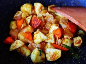 继续用锅铲慢慢翻炒片刻，看见鸡脯肉块炒至变色的时候。