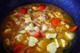 大火煮沸后，转小火继续炖煮15分钟左右。