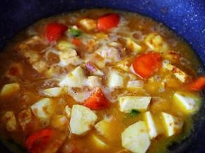 大火煮沸后，转小火继续炖煮15分钟左右。