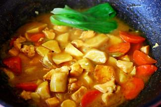 加入洗净的小油菜，看见小油菜断生变色的时候，即可关火。