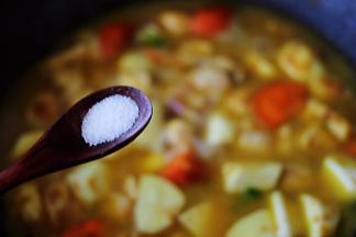 锅中再加入适量的盐调味。