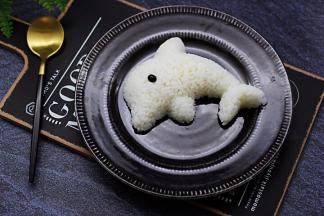 盛出装盘，把用模具压的米饭放入盘子里，没有模具的可以直接把米饭放入盘子里。