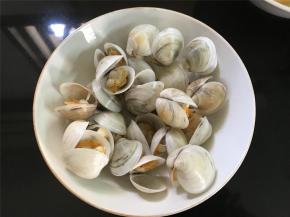 把焯过水的文蛤捞出。锅中的水静置后过滤下，去掉杂质，放入碗中，加少许的盐后等下蒸蛋时用。