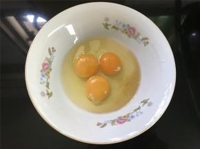 3个鸡蛋打入碗中。