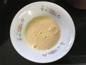 加少许料酒打散。