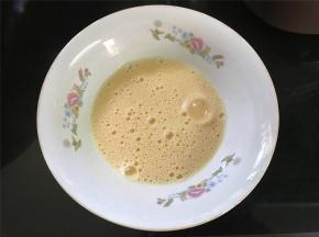 加少许料酒打散。