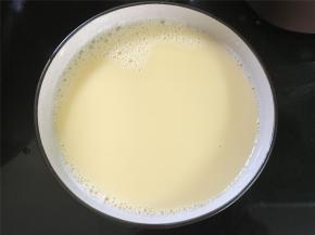 把打散的鸡蛋，倒入焯文蛤过滤后的水里，打匀。蛋液和水的比例为1:1.5左右。