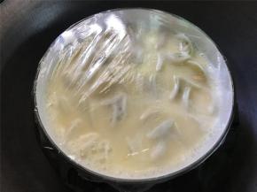 蒸锅中倒入适量水，煮开，放蛋液的碗上面包上保鲜膜，放入蒸锅，蒸8分钟即可熄火。