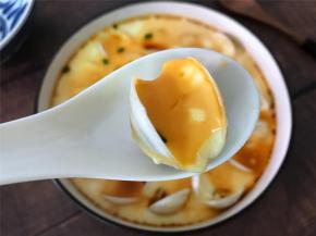 出锅后上面可以淋上1小勺的生抽，再加上一点猪油，撒上香葱碎，细腻嫩滑的文蛤蛋羹就可以吃了。