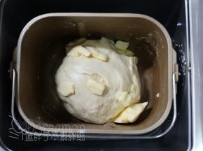 10分钟后，面团能够拉出厚膜，加入软化好的黄油，继续和面程序15分钟。