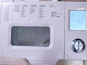 除黄油外，将面团材料所有原材料倒入东菱面包机的面包桶中，注意酵母不要和盐、糖直接接触，启动一个和面程序。