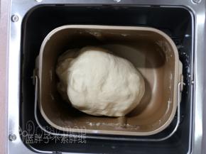 直到面团光滑柔软。