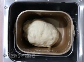 直到面团光滑柔软。