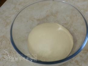 .在打蛋盆内涂上薄薄的一层色拉油防粘，放入面团，盖上保鲜膜在温暖处发酵至面团涨到大两倍，大约需要60分钟。