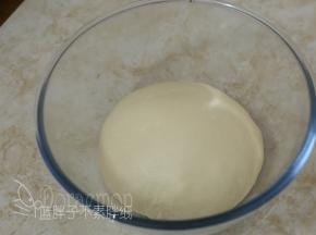 .在打蛋盆内涂上薄薄的一层色拉油防粘，放入面团，盖上保鲜膜在温暖处发酵至面团涨到大两倍，大约需要60分钟。